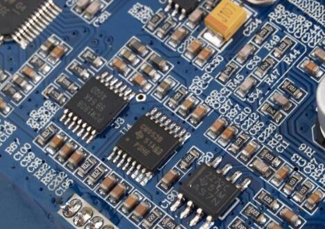 智能掃地機器人搭檔溫補晶振清潔你的房間